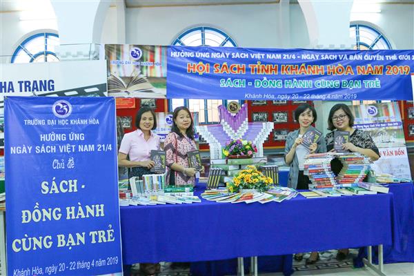 Thư viện Đại học Khánh Hoà tham gia ngày hội sách 2019